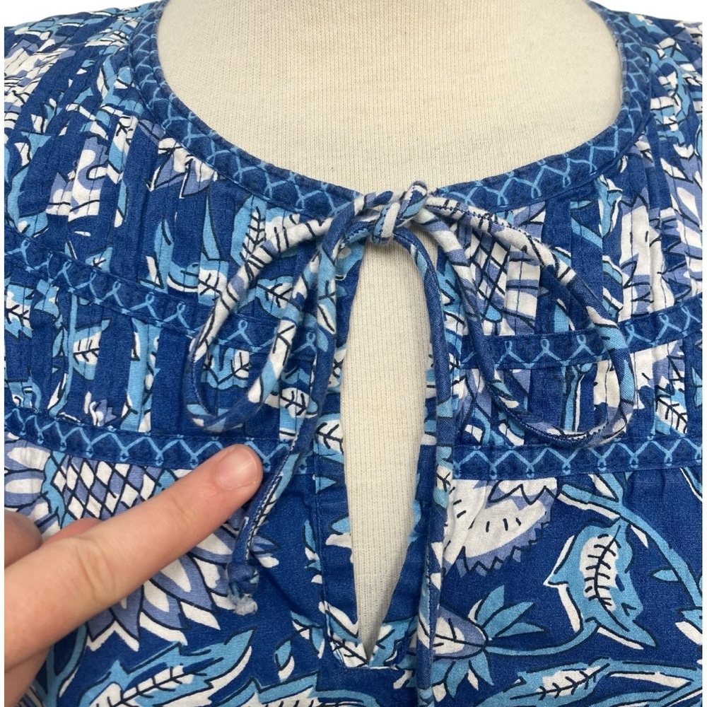 Jennifer & Grace Blue and White Floral Ruffle Cap Sleeve Keyhole Blouse Size XL - Picture 4 of 10